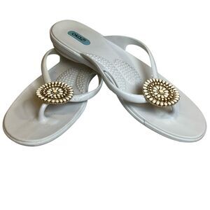 Oka-b Womens Lucky Thong Flip Flops Sz Med/Lg White. Gold/White Beaded Medallion